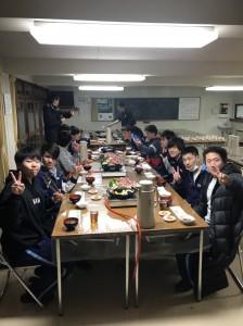 １日目実習終了。夕食は蒜山学舎名物「ジンギスカン鍋」美味しい！！