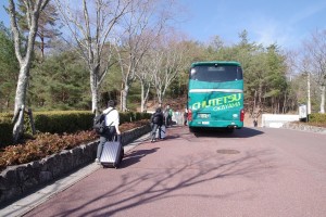 岡山駅行直通バス１台（２年生が乗車）