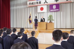 入学生代表宣誓。