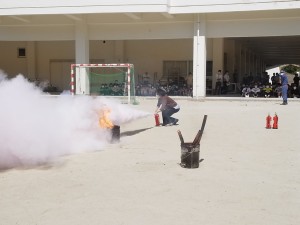 まずは職員による初期消火訓練。