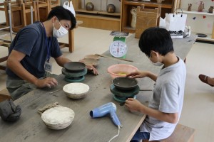 陶芸デザインコース（備前焼の皿づくり）。