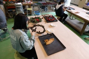 緑化システムコース(クリスマスリースづくり)。