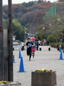 仮装チームと走るキャプテン重康選手（３年生）