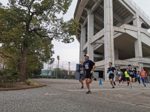 先頭で駆け抜ける清瀬選手（１年生）