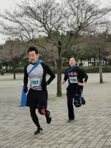 男性選手を猛追する板橋選手（３年生）