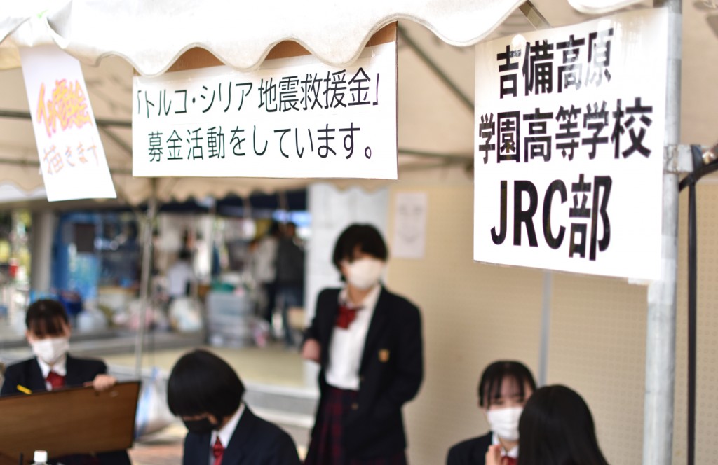 JRC部は募金活動を行いました。ご協力いただいた皆さまありがとうございました。