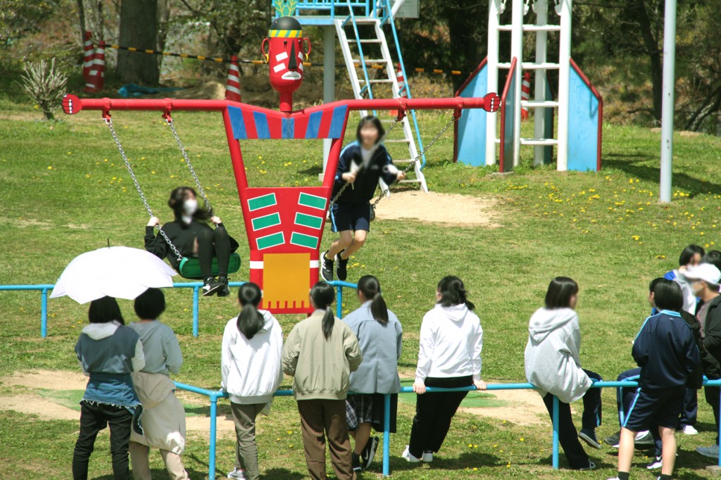 ブランコで語り合う二人...アオハル?