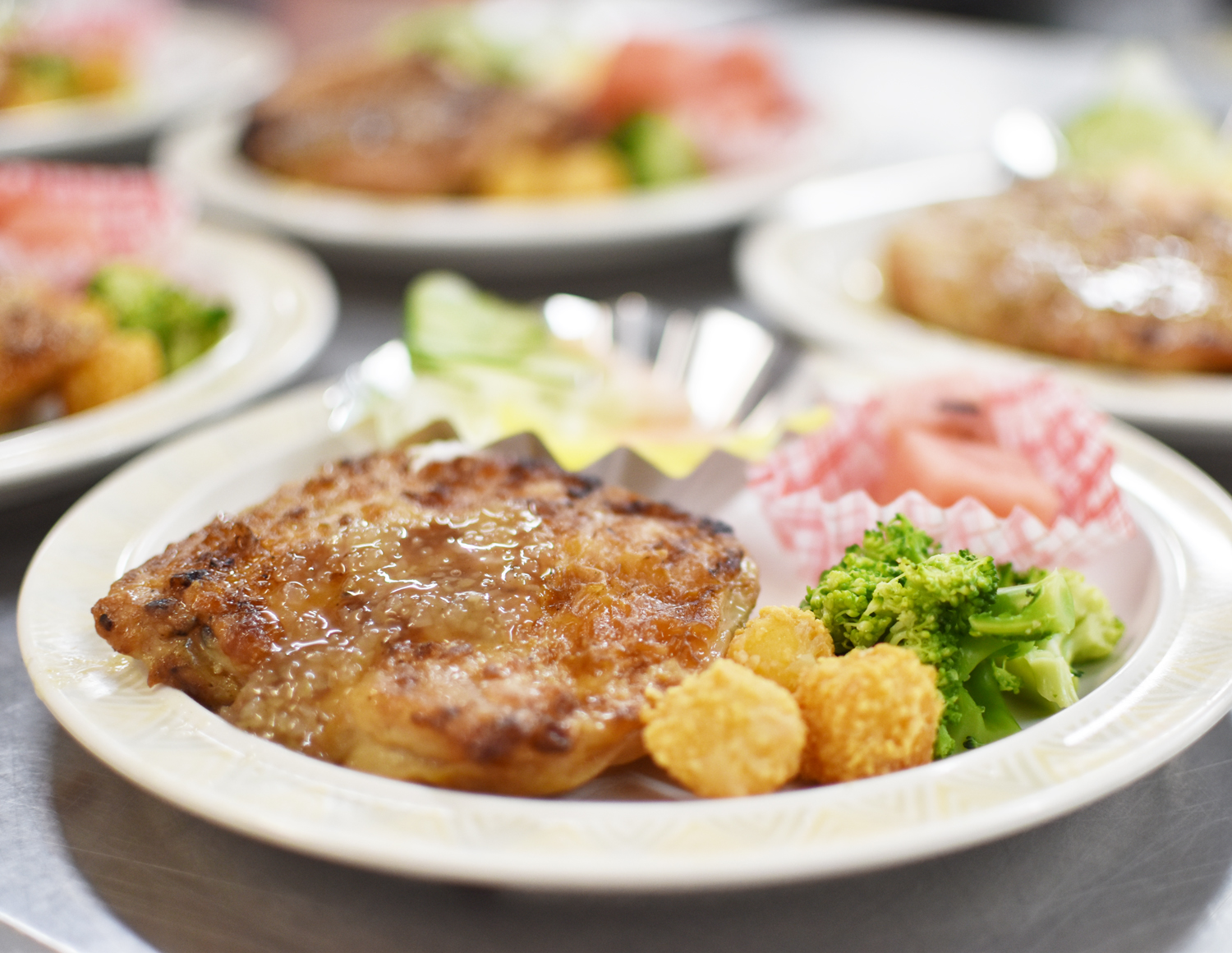 表面パリパリのチキンステーキが並びます
