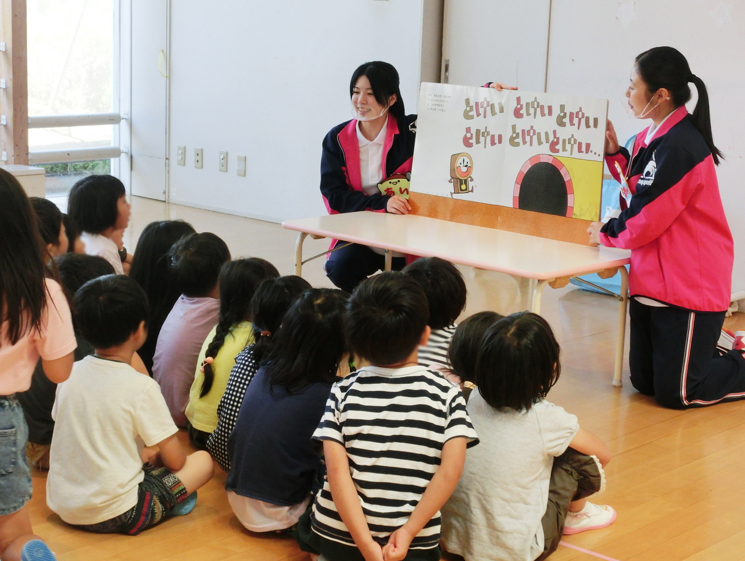 日頃の練習の成果を発揮!絵本の読み聞かせは任せてください!!