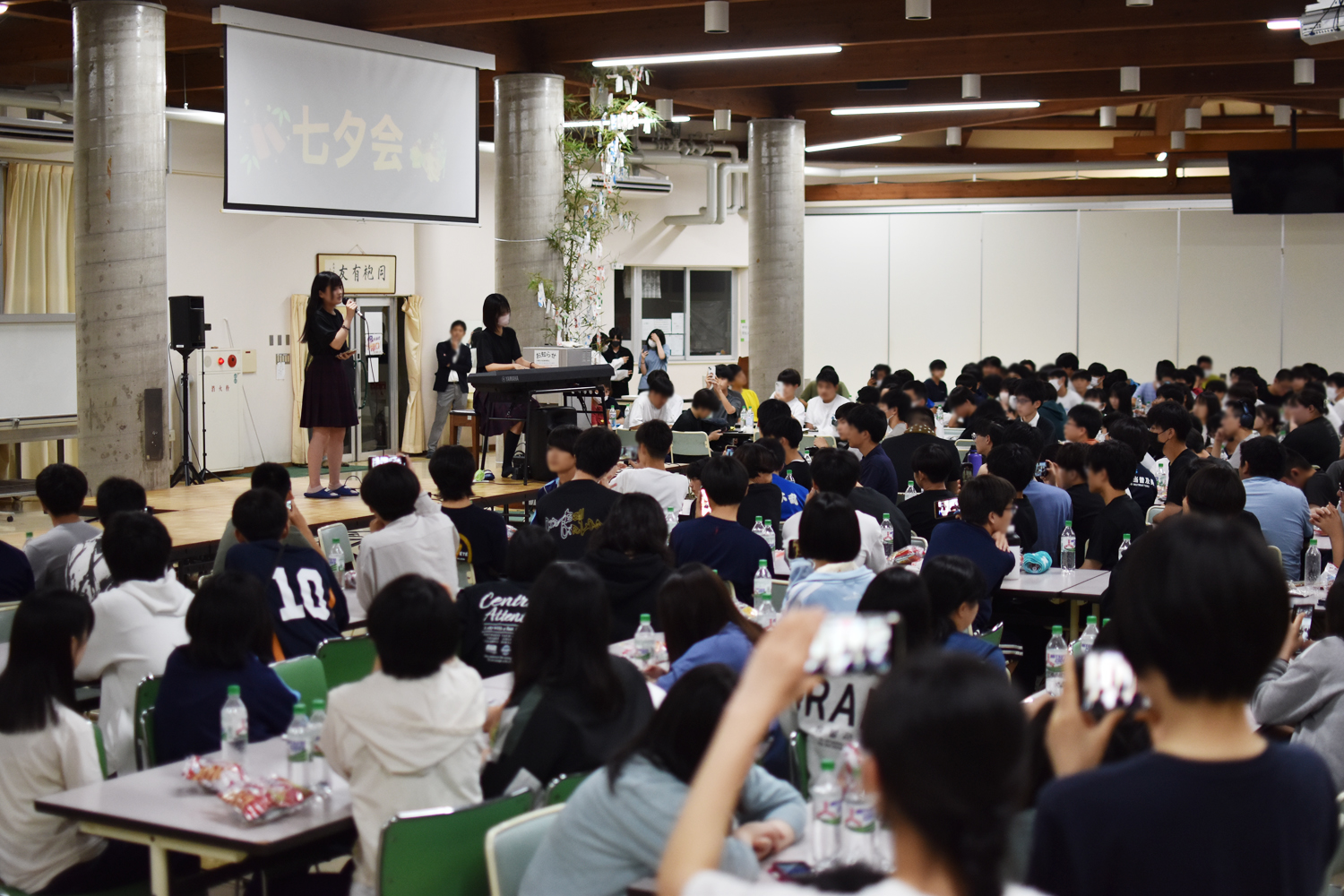 全校生徒が食堂に集結!