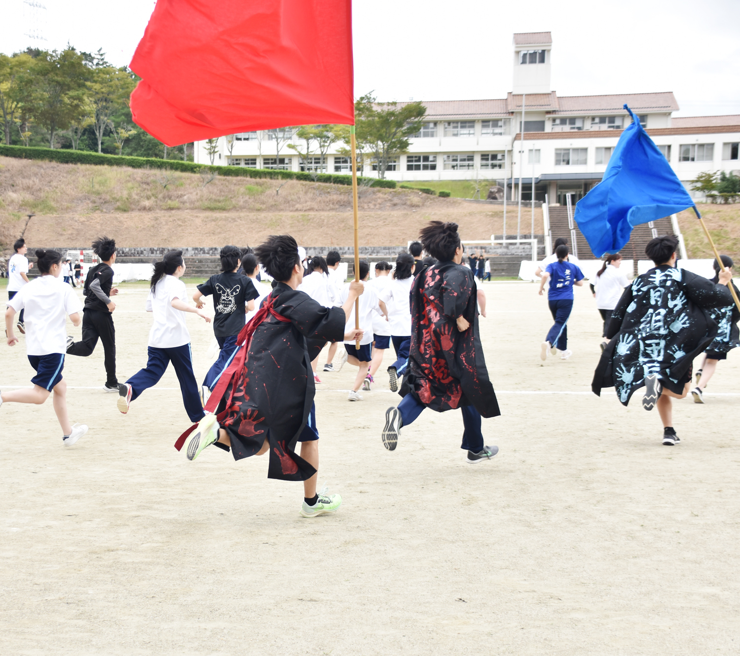 3年生による「うらじゃ」はみんなの笑顔がはじけます!