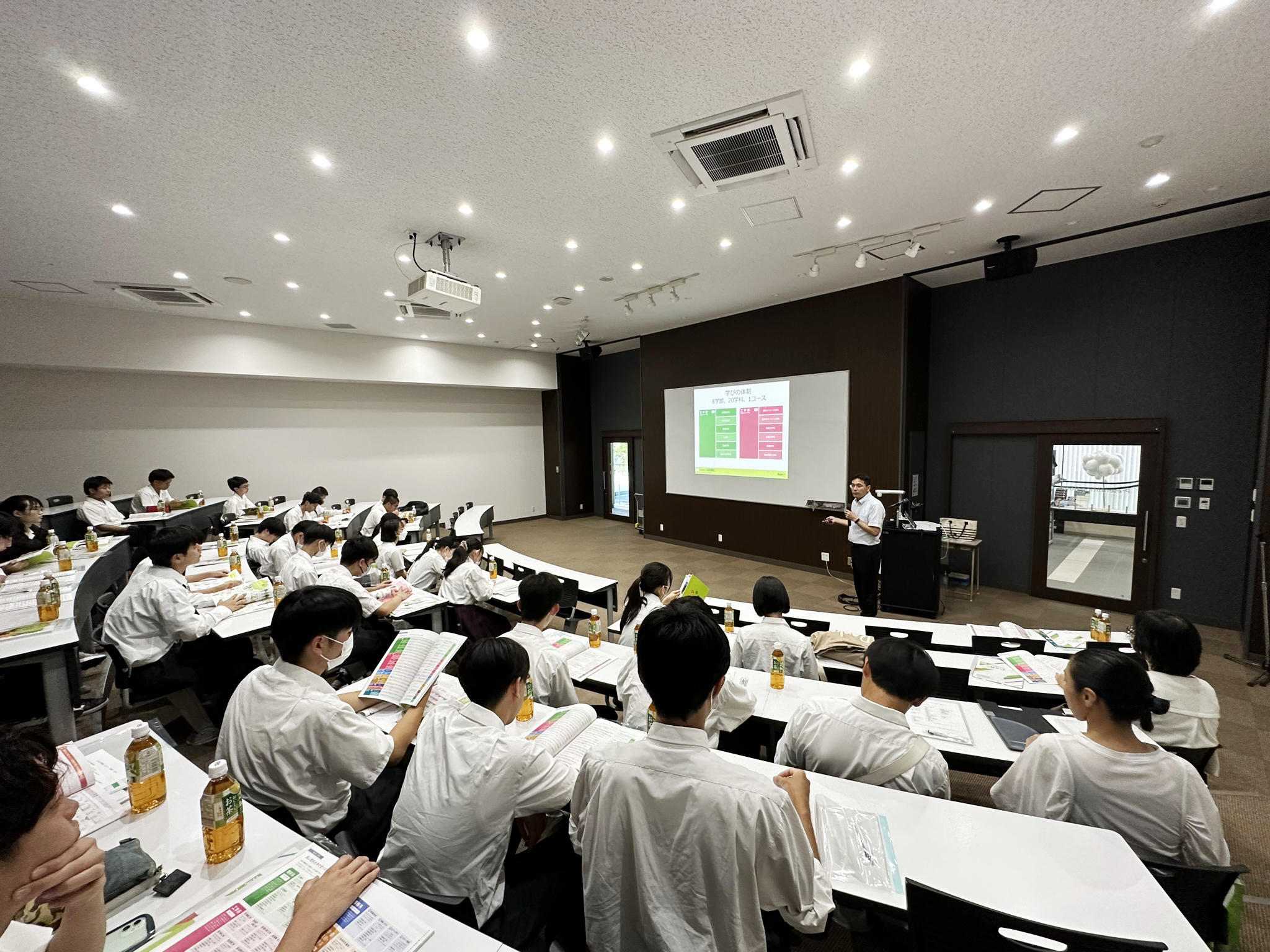 全体会はプレゼンテーションルームで!