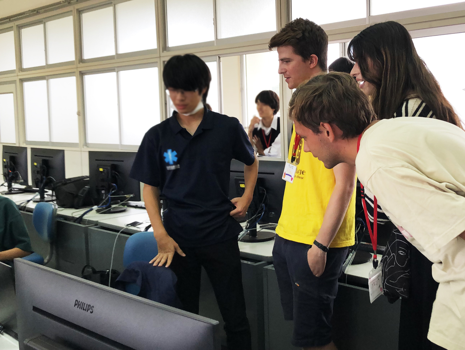 情報システムコースの実習室では、生徒の「作品」に驚いた様子でした!