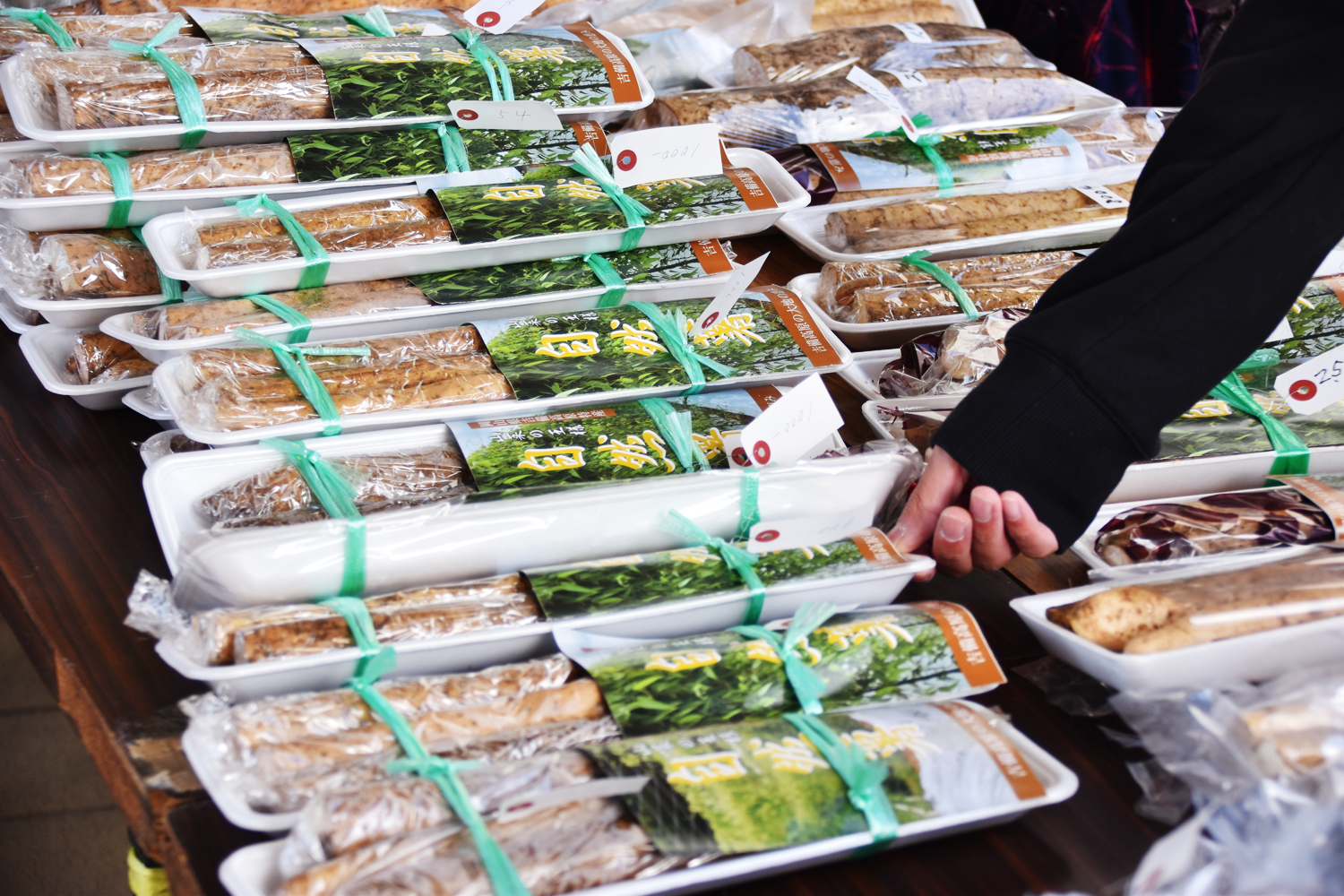 りっぱな自然薯がずらり! 朝から飛ぶように売れていました!
