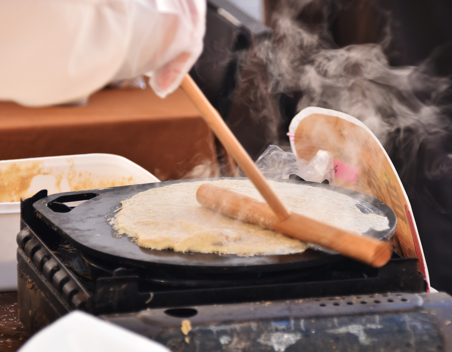 自然薯が入った生地は、もっちり感がスゴイ!薄く焼き上げるのが難しんですよ!