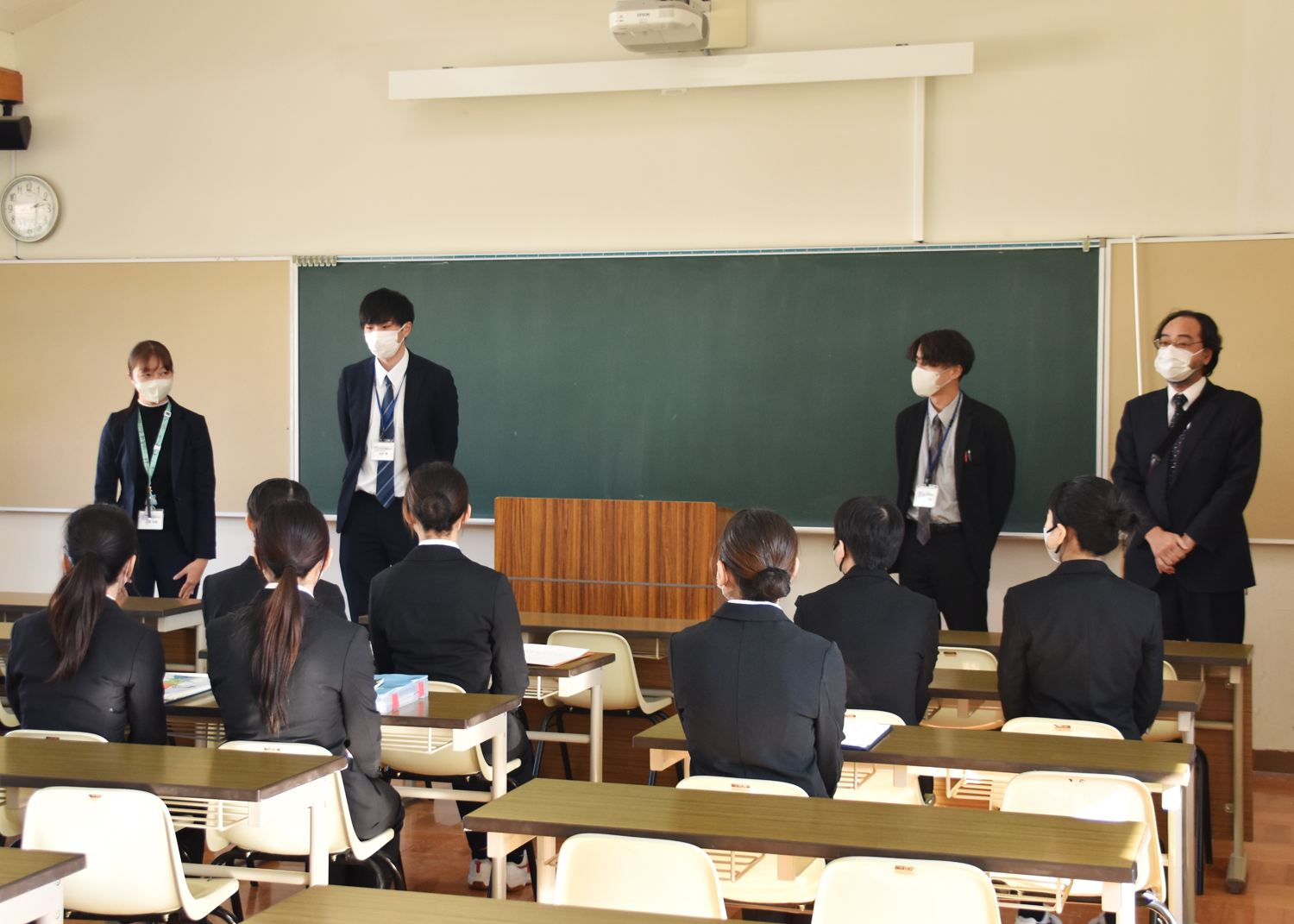 教育実習開校式(クラス担任紹介) 実習生は1年生の各クラスに配属されます