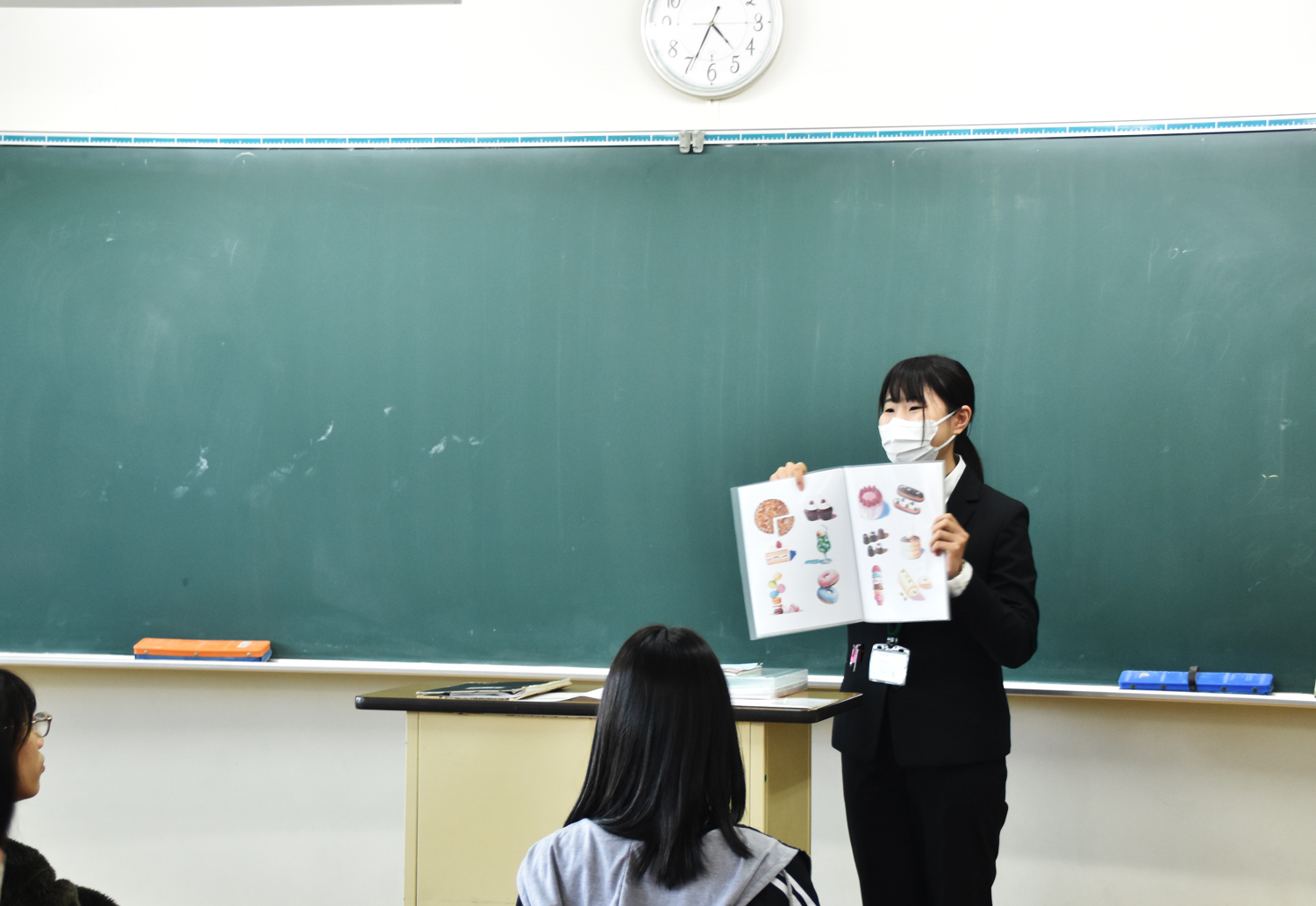 さすが芸術系の実習生!自己紹介で自分の作品も紹介!