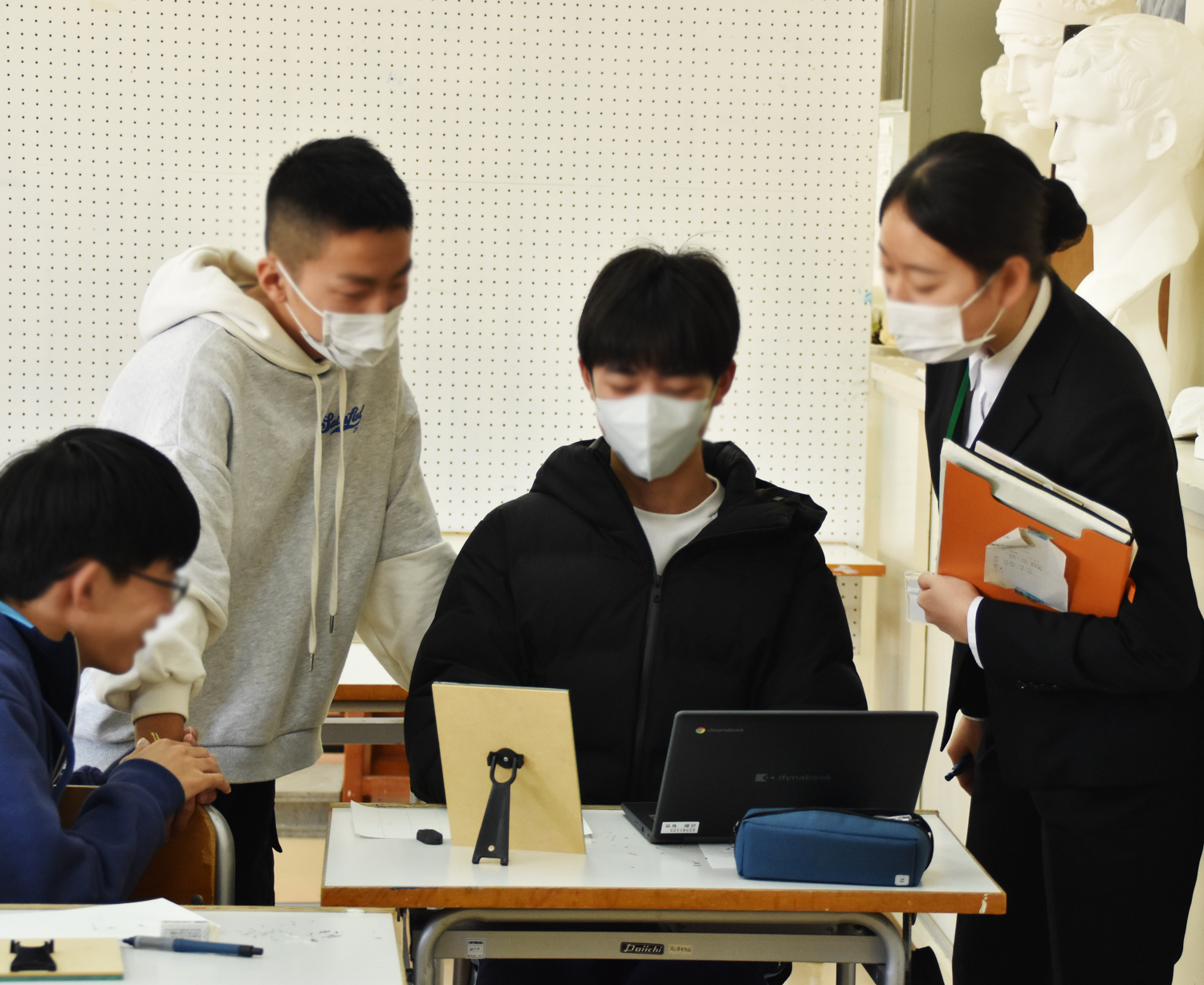 主担当以外の実習生も補助的に授業参加してサポートしました