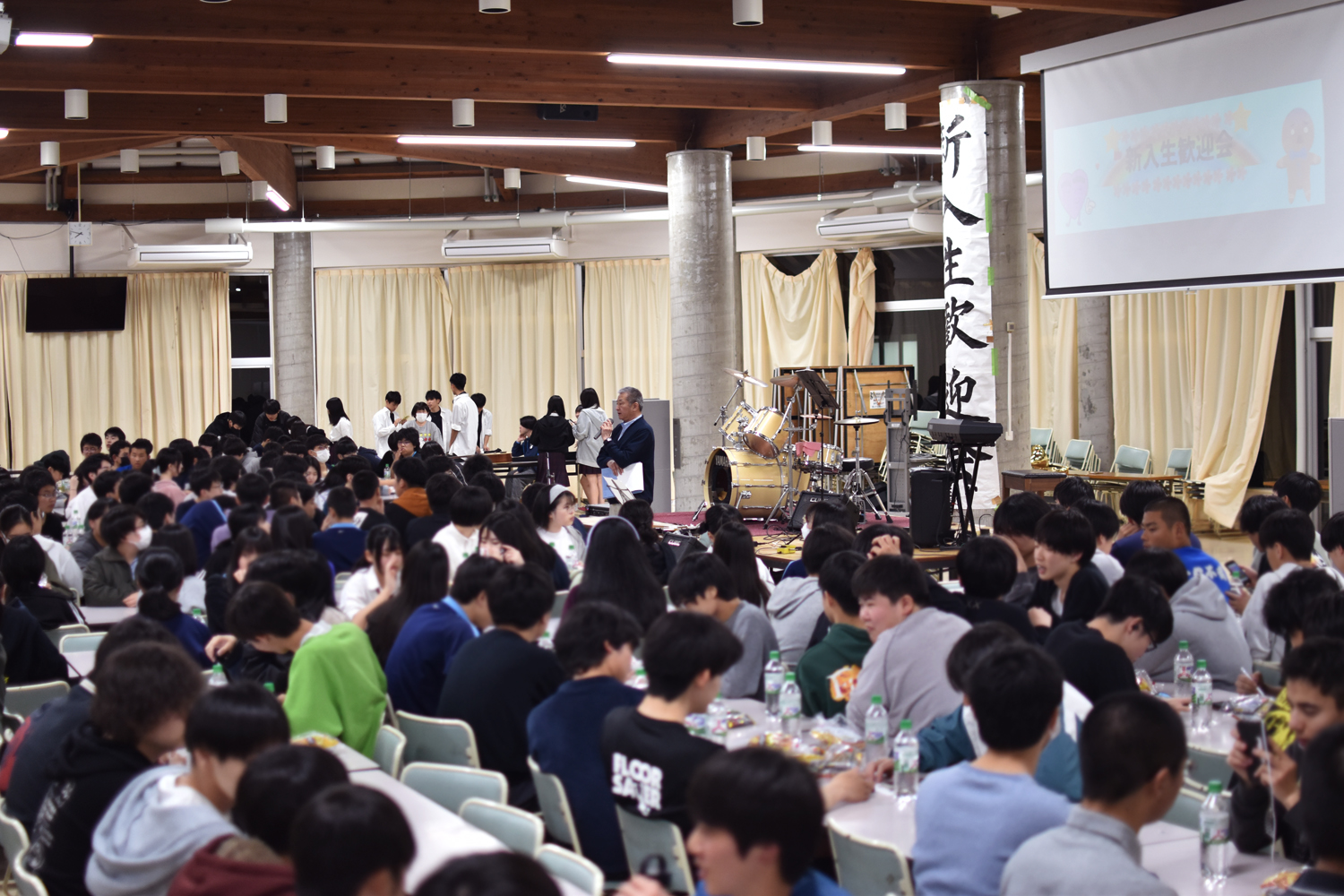 夕食後の食堂に全員が集合!