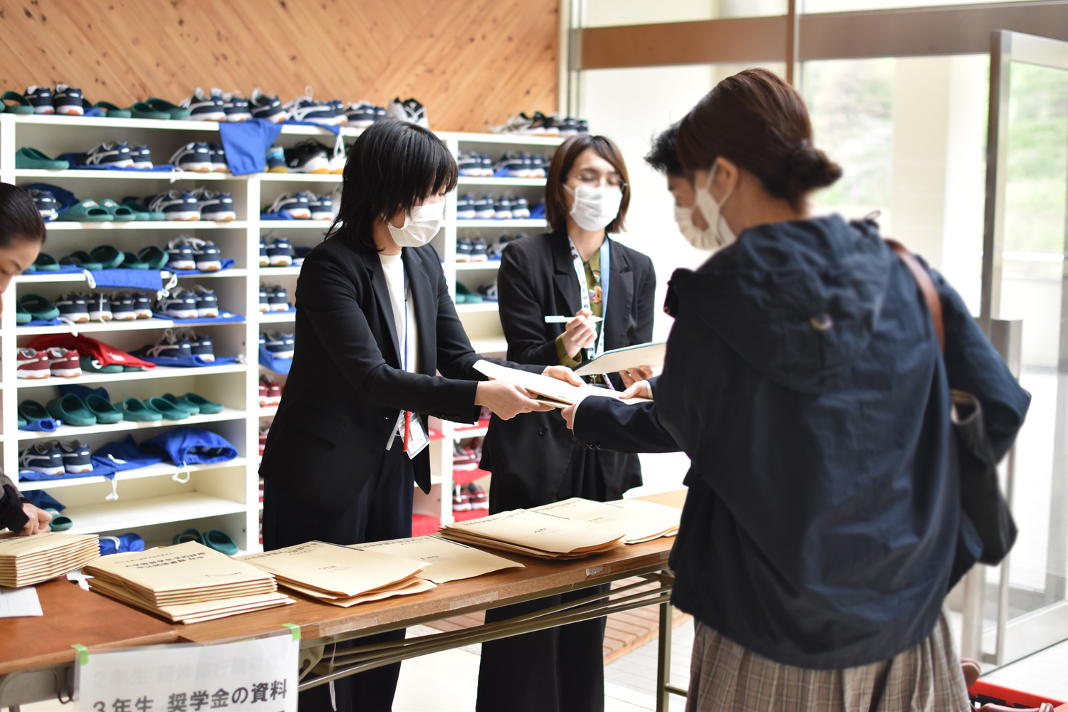 3年生には大量の資料が渡されました!
