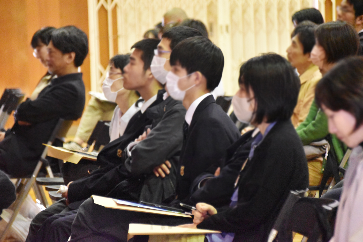 生徒はもちろん保護者の皆さまも真剣なまなざし