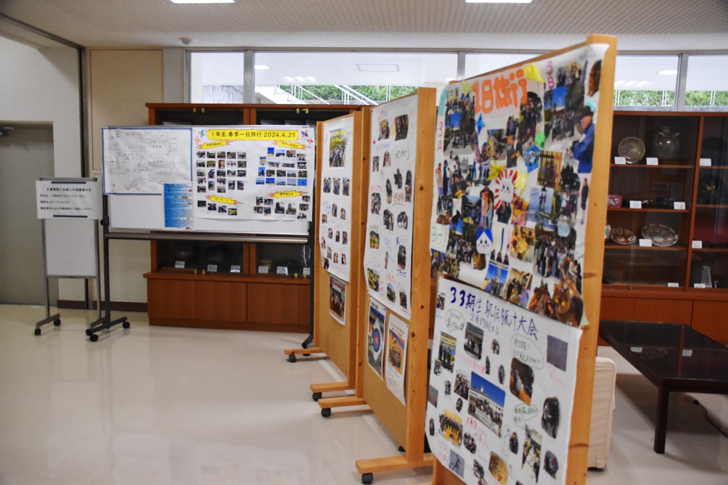 玄関先には、各学年団が作成した行事の写真展示があります 三者懇談で来られた保護者の皆さんが食い入るように見ておられましたよ!