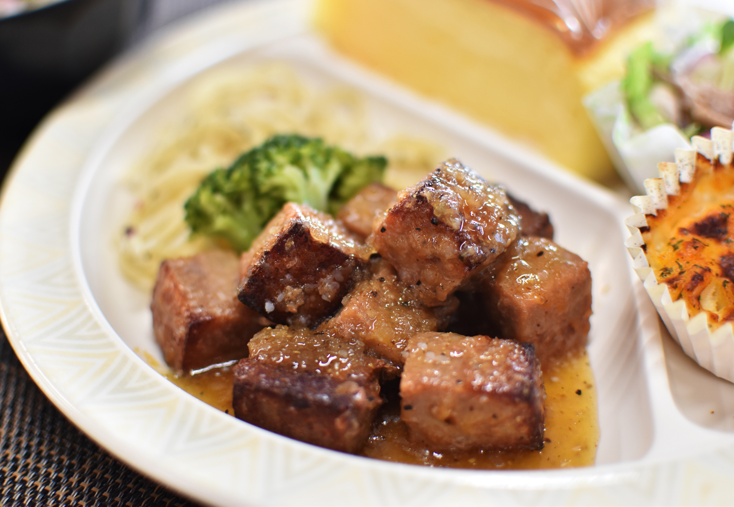 メインはサイコロステーキ! ブロッコリーもちゃんと食べよう!
