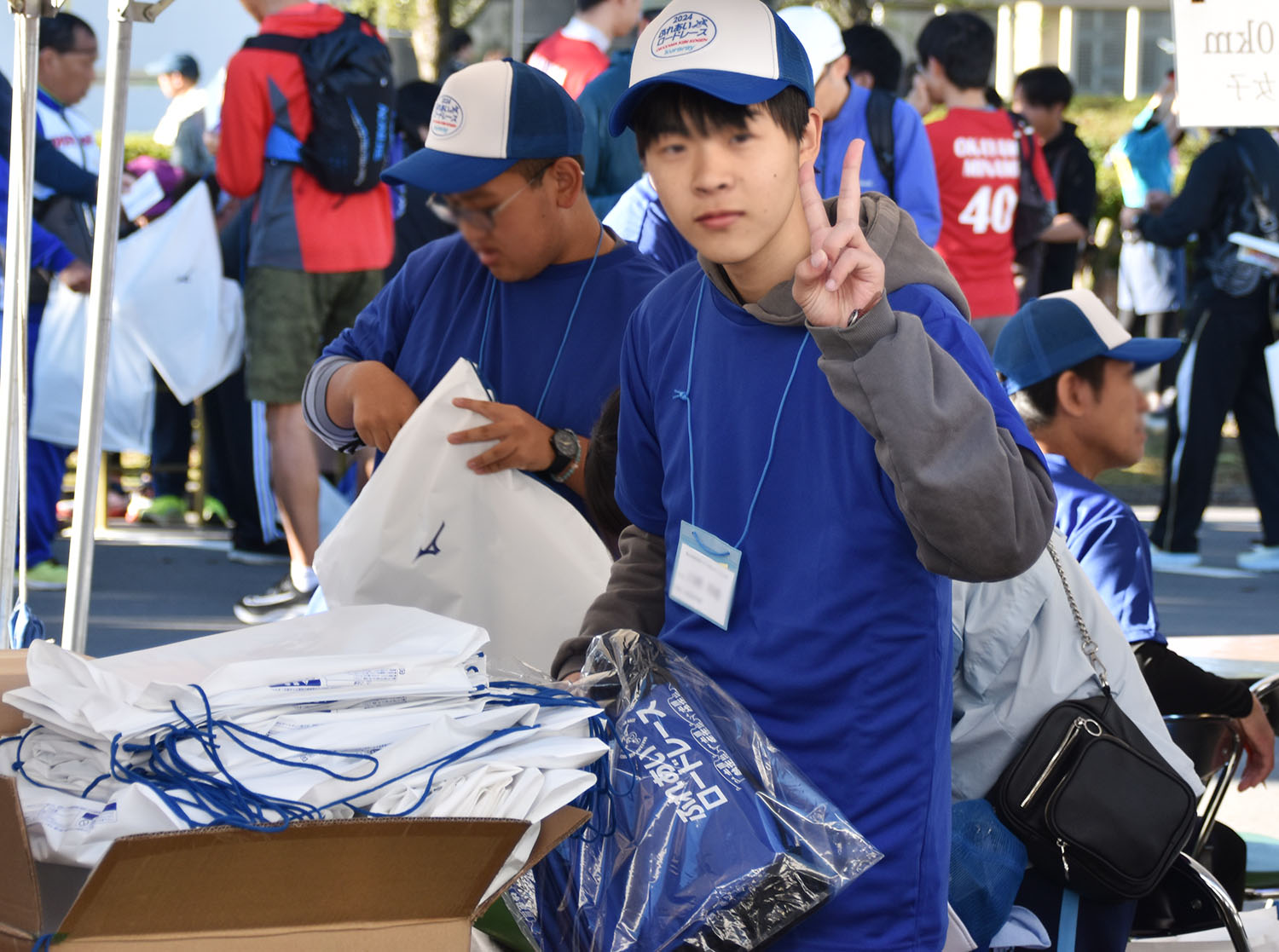 選手の皆さんにお渡しするグッズのセットをお手伝いします