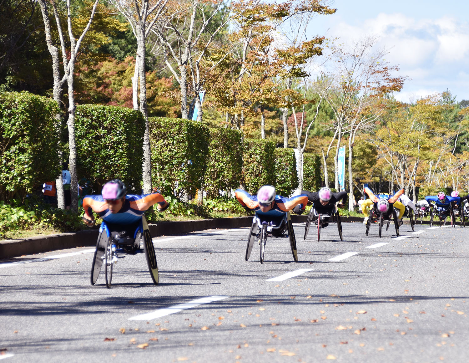 「ハーフマラソン」車いすの部は、スタート直後が下り坂ということもあって、凄い迫力です!