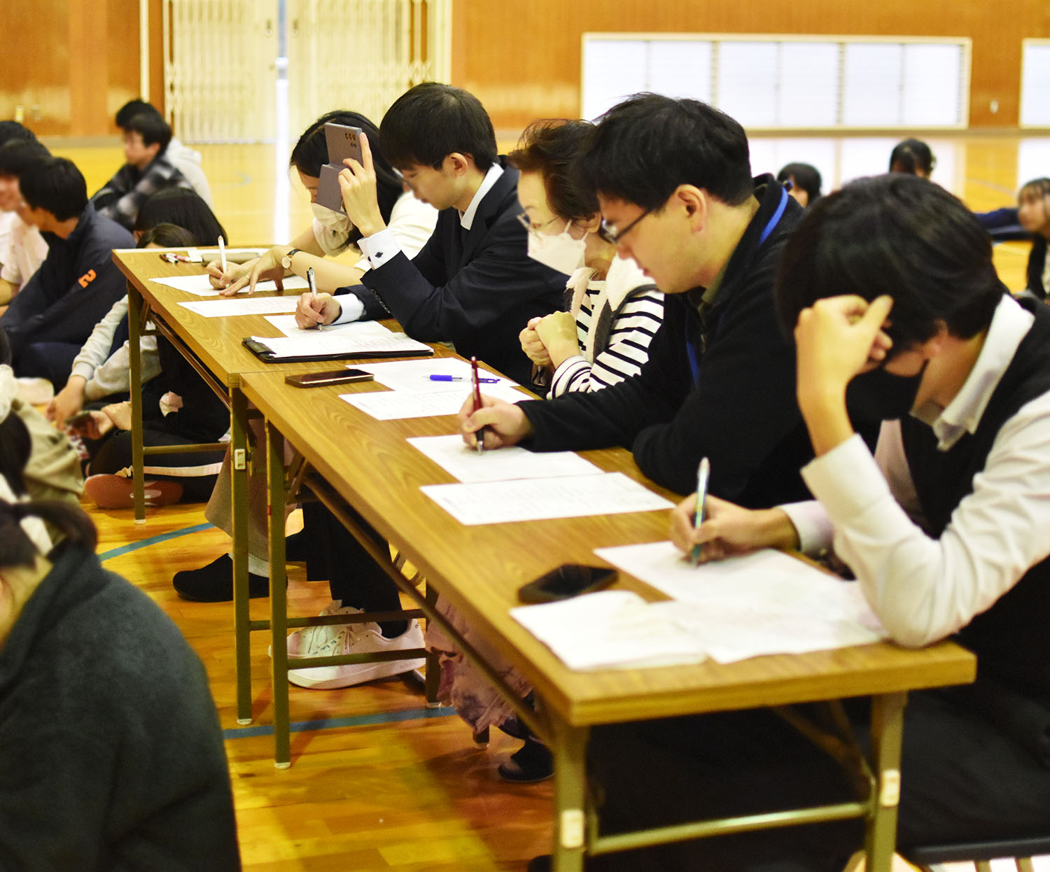 頭を抱える審査員... 責任重大ですよ!