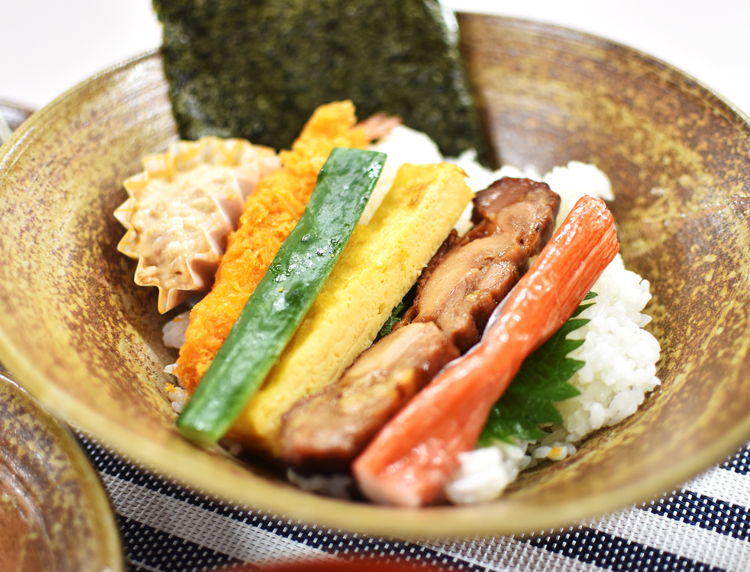 6種類の具を巻いて食べます!海苔の配置がラーメンみたいになってしまいました...