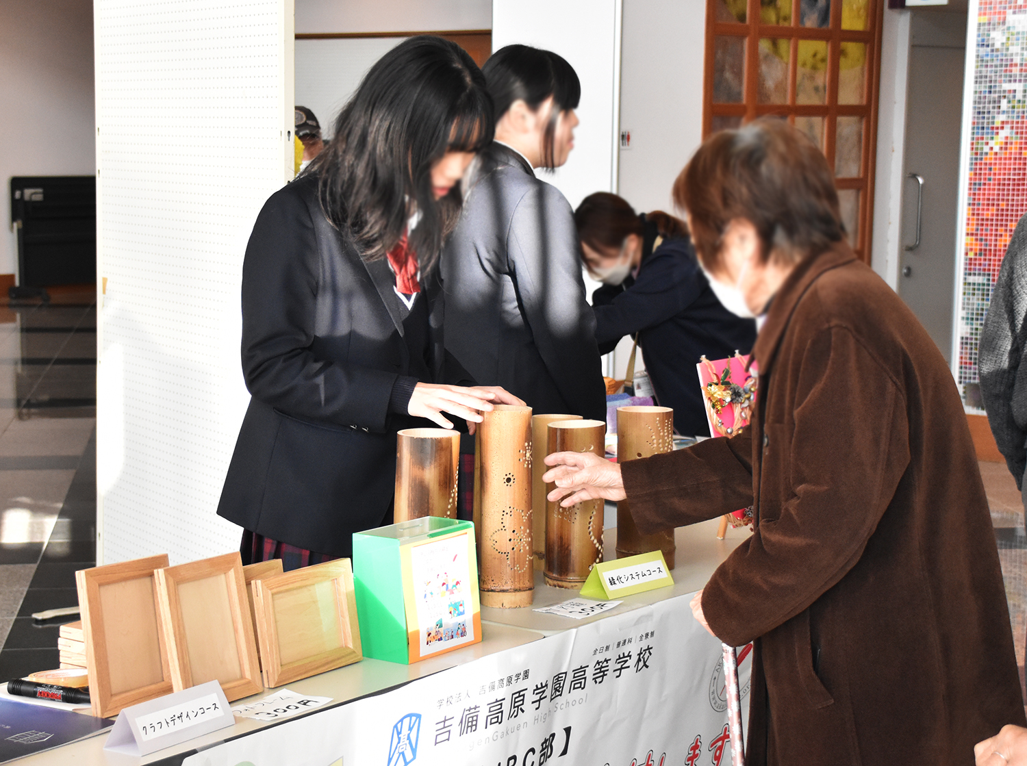 売り上げは、すべて赤い羽根共同募金に寄付します