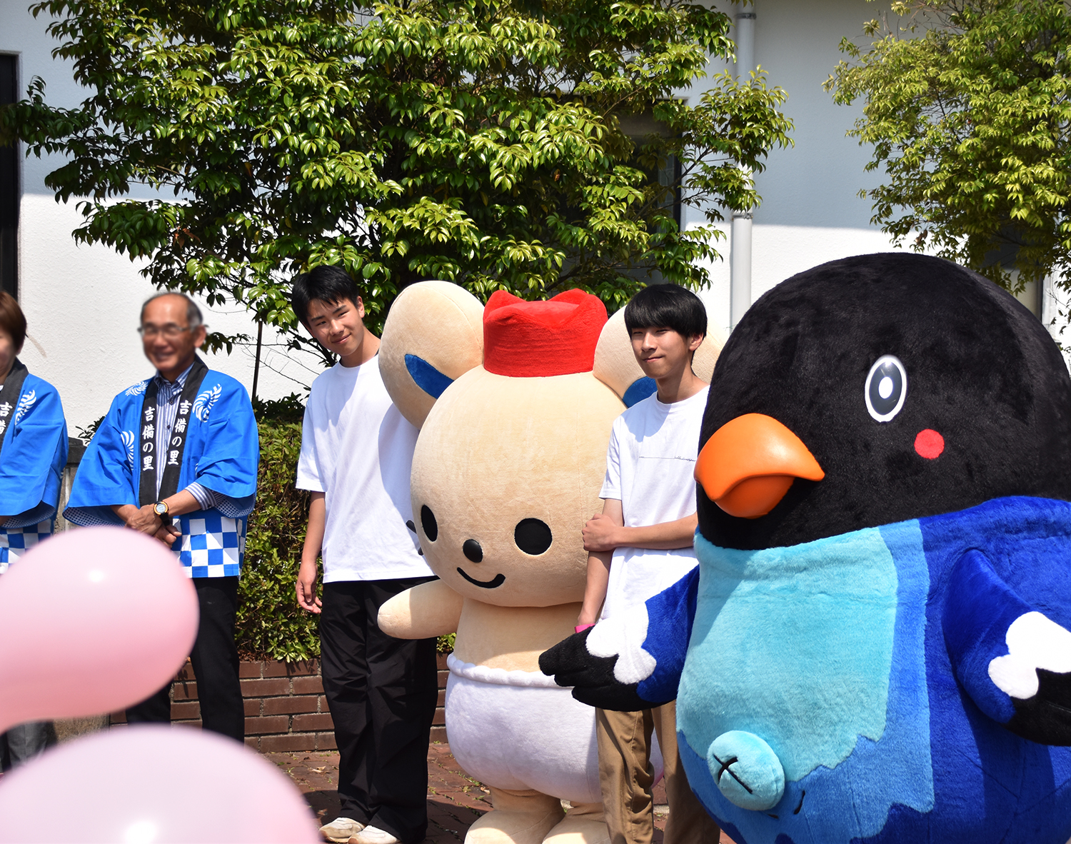 開会式で主催者の方々と並んでいるキャラクター達の「中の人」もウチの生徒? 「中の人」って言ったら怒られますよ!
