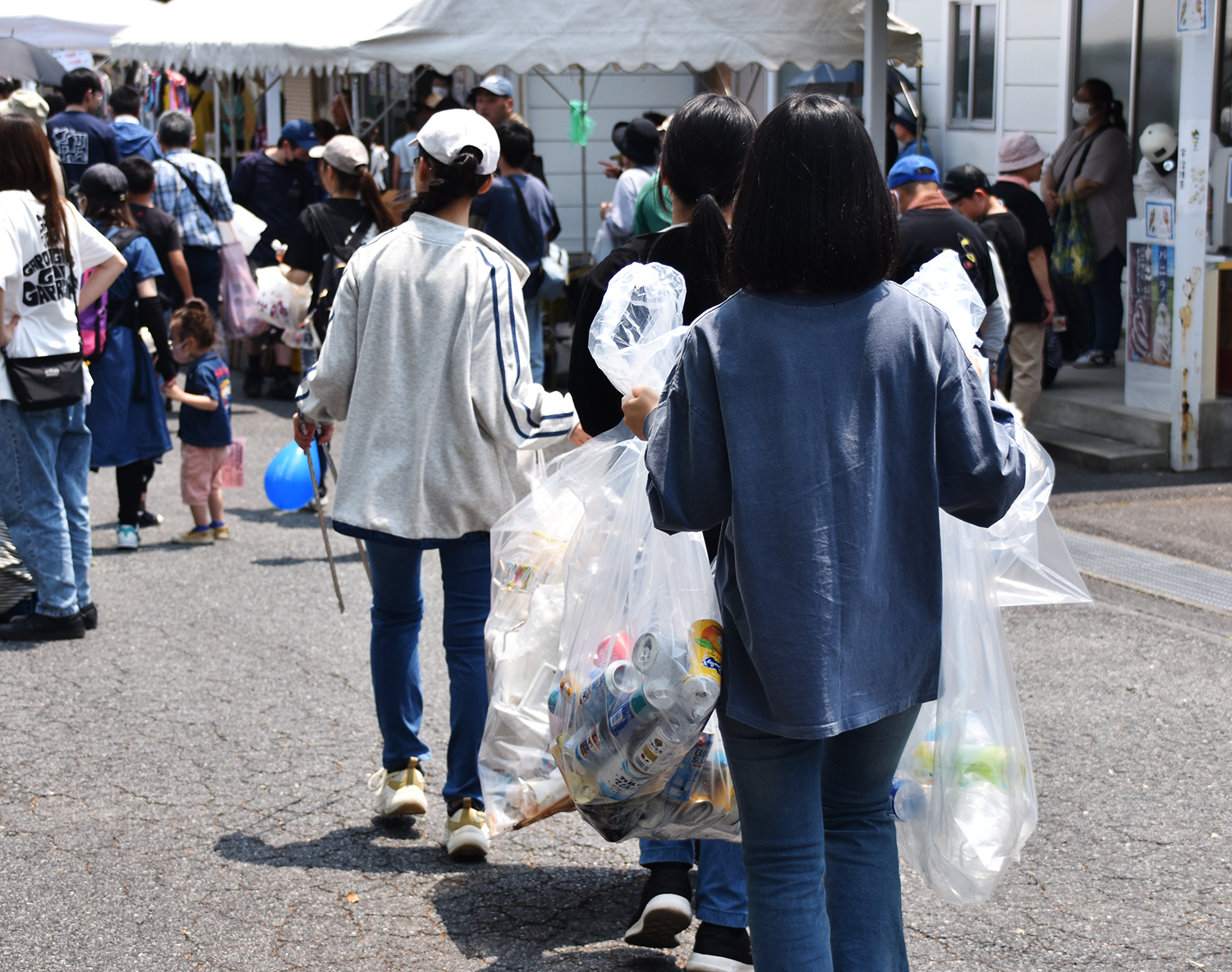 会場内に設置されたごみ箱のごみを回収する作業!裏方の仕事もとても重要です!ありがとうございます!