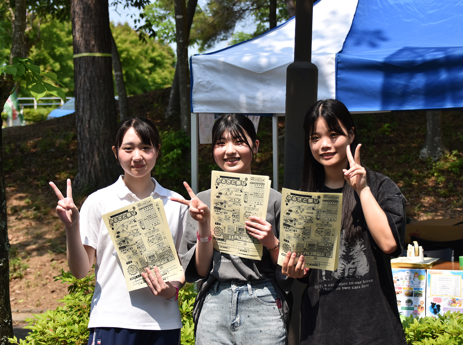 来場者の皆さんを笑顔でお出迎え!会場入口でパンフを配布!