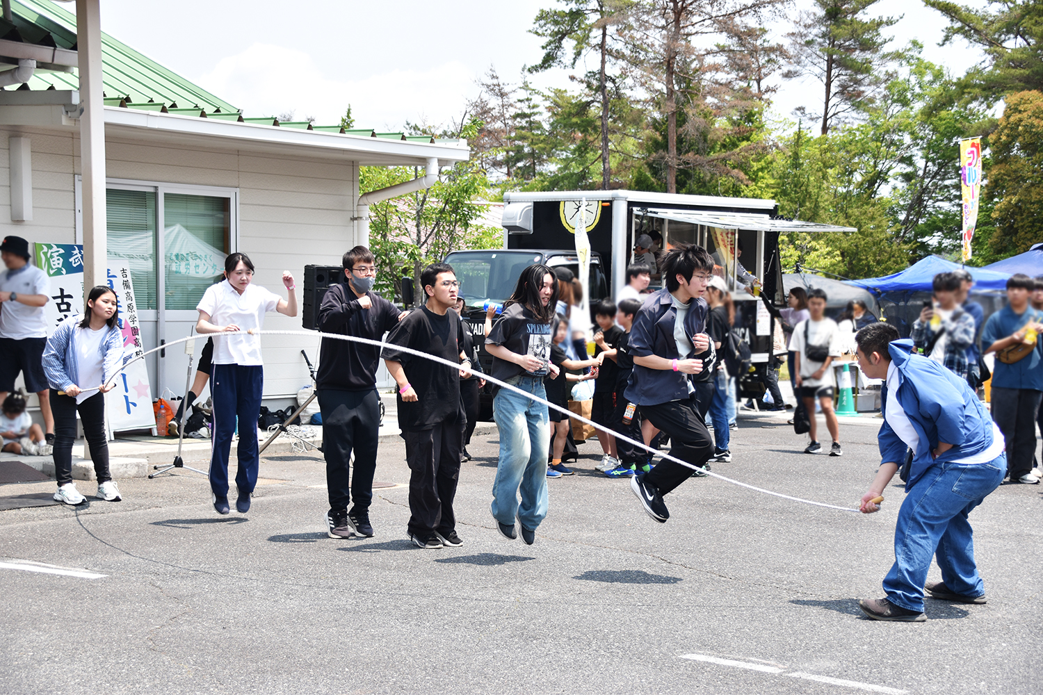 長縄跳び大会にも参加!優勝の行方は!