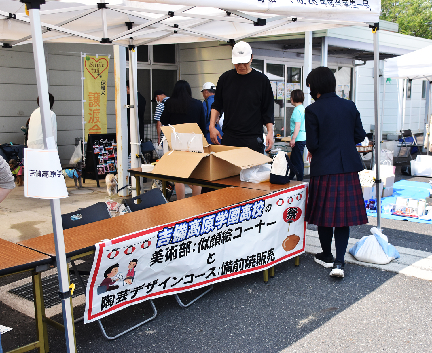 本校の出展ブースは一日中大人気でした! 美術部:似顔絵コーナー 陶芸デザインコース:作品販売