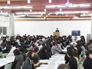 全体会では生徒会長からもご挨拶（大食堂にて）