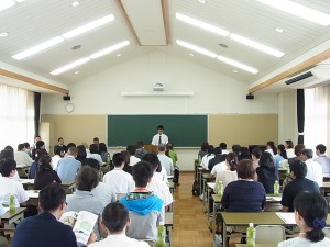 全体会の様子（生徒会長からも挨拶）