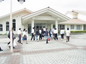 寮の見学（男子寮前）