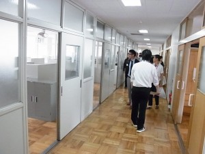 寮の中（廊下をはさんで学習室と寮室）