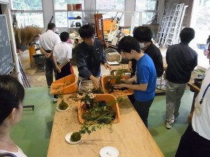 緑化システムコースでの体験実習の様子（こけ玉づくり）