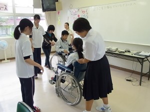 福祉ボランティアコースでの体験実習の様子（車いす操作体験）