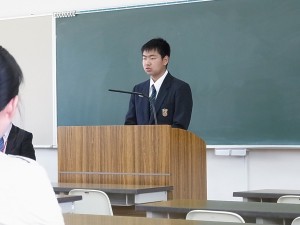 生徒を代表して生徒会会長からご挨拶と中学生の頃の様子や高校生活の体験談が。