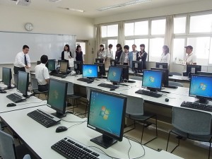 専門コース見学（生徒より説明）、情報システムコース。