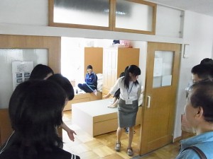 女子寮の見学（寮室も）。