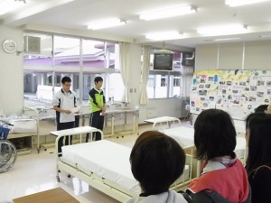 専門コースの実習室で生徒より説明(福祉ボランティアコース)