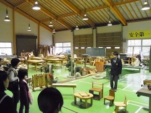 専門コースの実習室で生徒より説明(クラフトデザインコース/木材加工)