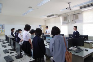 情報システムコース実習室(所属3年生より説明)
