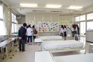 福祉ボランティアコース実習室（医療関係への学校進学希望の3年生らが説明）